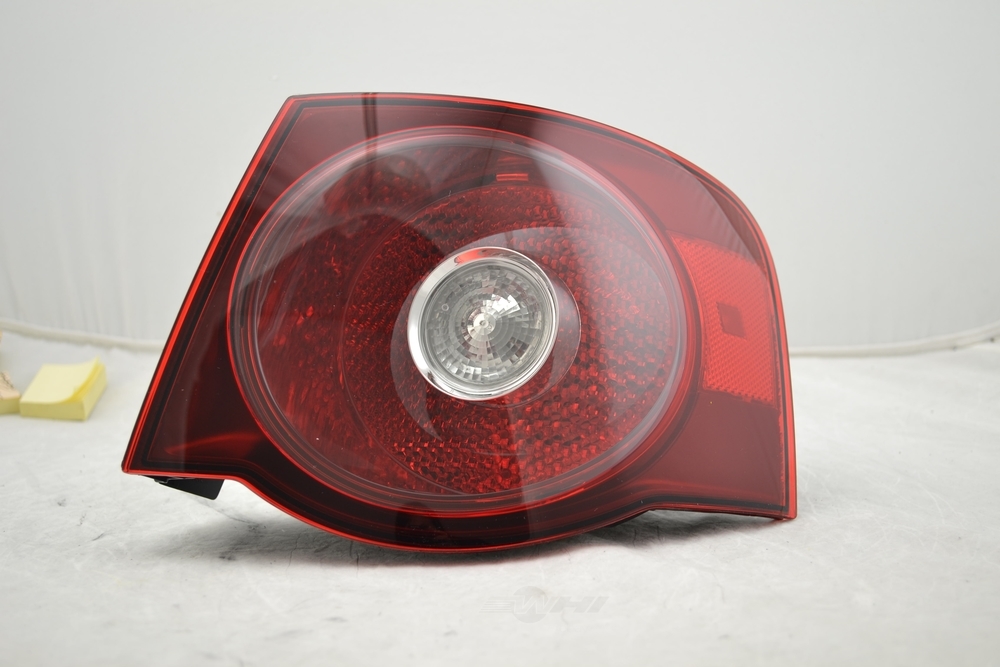 Foto de Luz trasera Hella para Volkswagen Jetta 2009 Marca HELLA Número de Parte 224860061